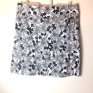 🌸 Exact Change black white floral skirt. Size 15.